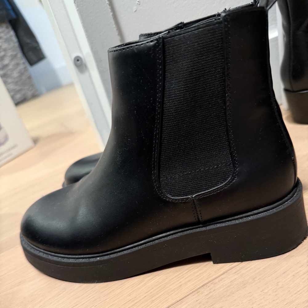 Women black Chelsea Boots